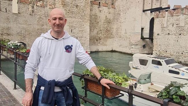 Disebut Kembaran Jeff Bezos, Tukang Listrik Ini Mendadak Tajir