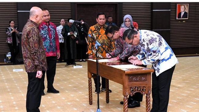 Teten Masduki Lantik Wientor Rah Mada Jadi Bos SMESCO&nbsp;Indonesia